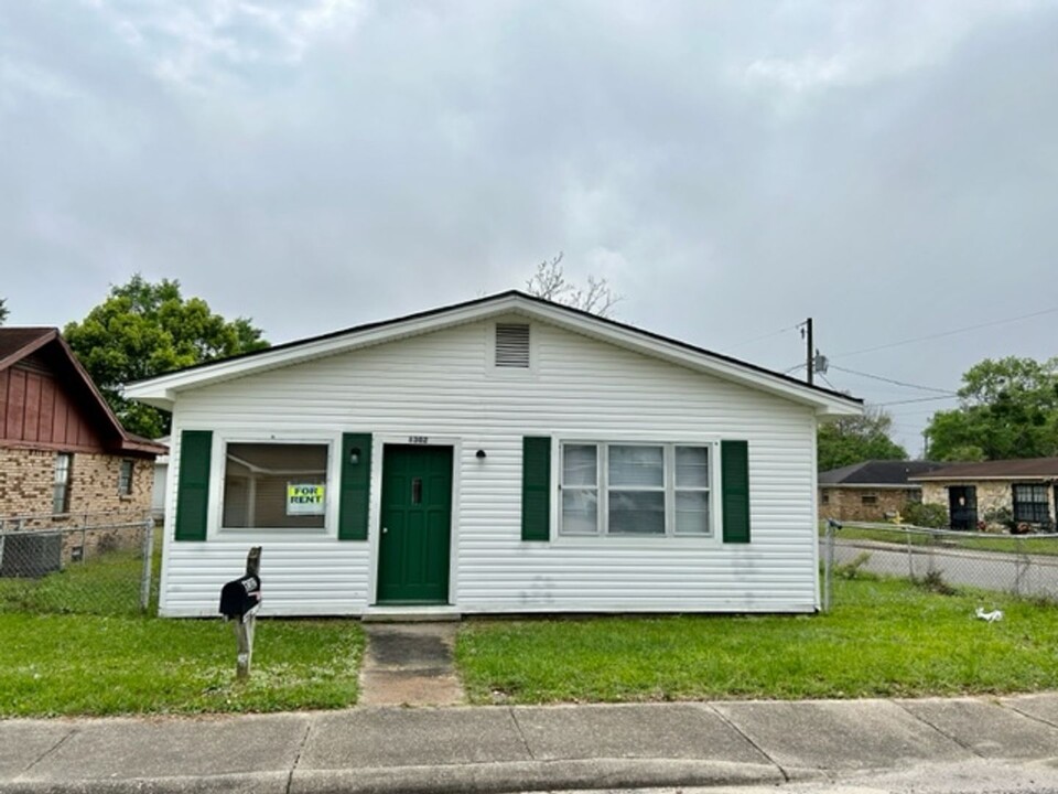 1302 Skip Ave in Pascagoula, MS - Building Photo