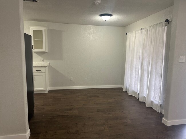 208 Walnut St in Lake Jackson, TX - Building Photo - Building Photo