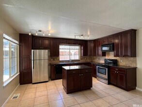 1066 Palmwood Dr in Sparks, NV - Foto de edificio - Building Photo