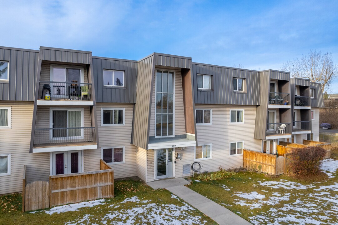 6835 Centre St NW in Calgary, AB - Building Photo