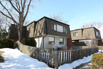 Cobblestone Court Condominiums in Palatine, IL - Building Photo - Building Photo