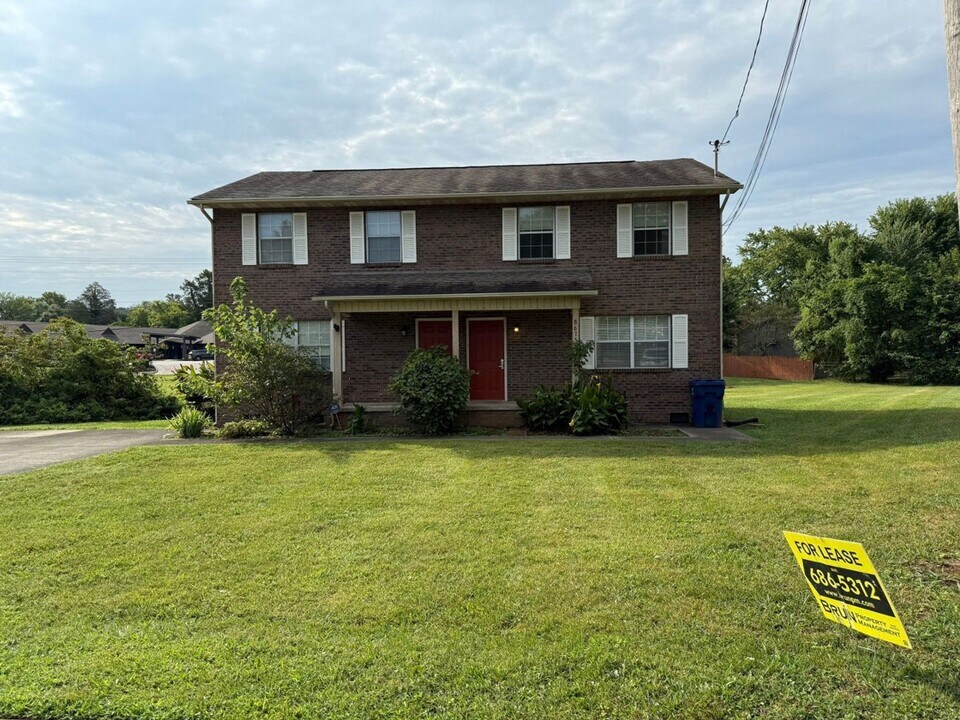 8675 Tervada Dr in Knoxville, TN - Building Photo