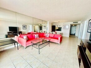 2625 Collins Ave in Miami, FL - Building Photo - Building Photo