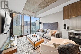 161 Roehampton Ave in Toronto, ON - Building Photo