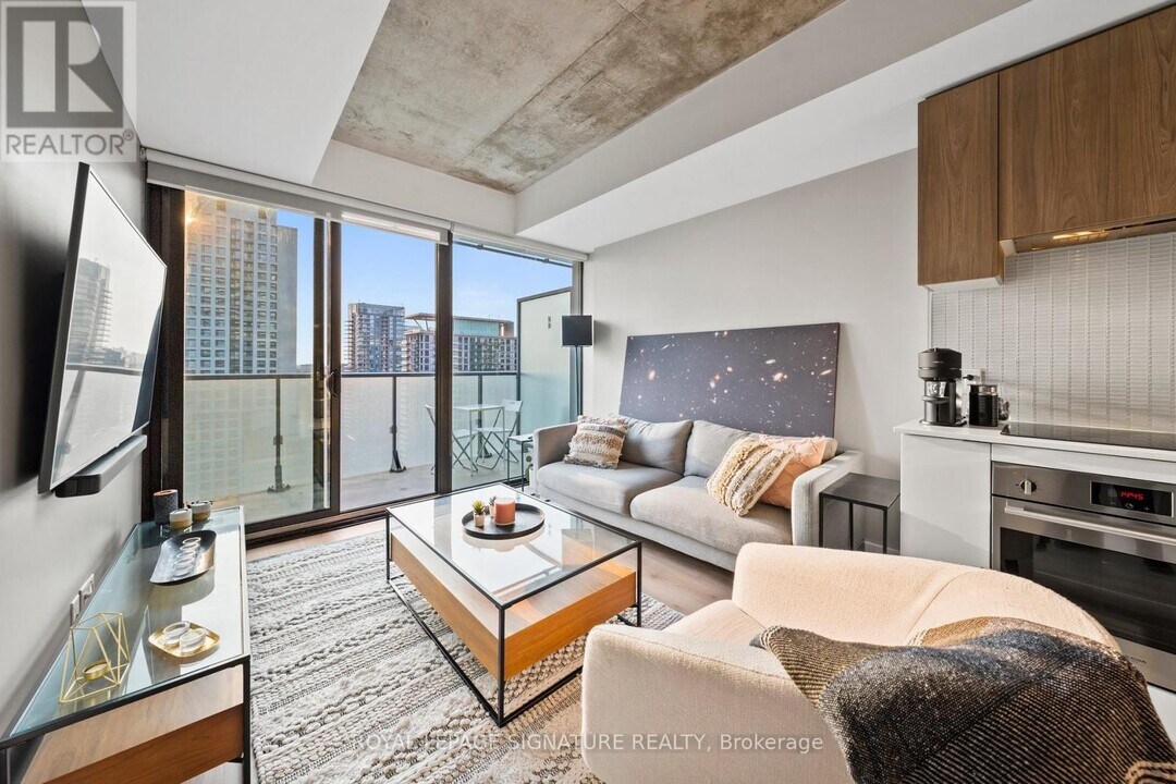 161 Roehampton Ave in Toronto, ON - Building Photo