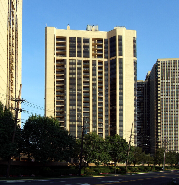 Buckingham Towers in Fort Lee, NJ - Building Photo