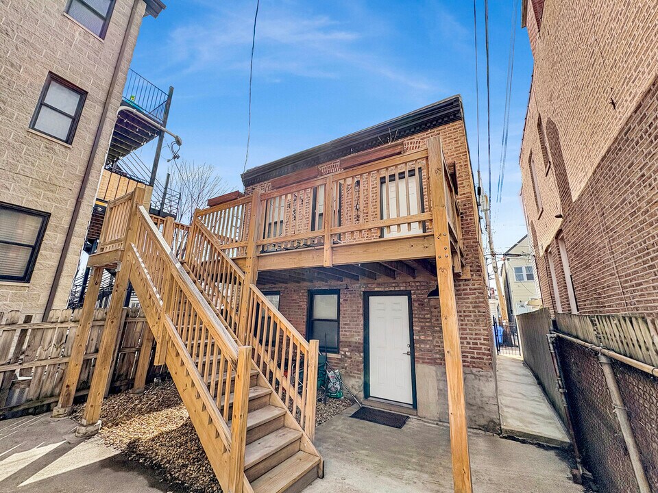 2735 W Potomac Ave in Chicago, IL - Building Photo