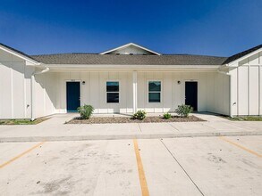1901 E Sabine St in Victoria, TX - Building Photo - Building Photo