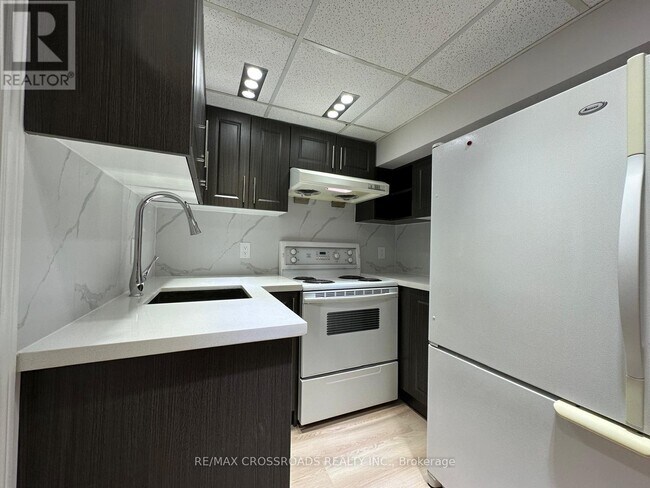 8 Midcroft Dr in Toronto, ON - Building Photo - Building Photo