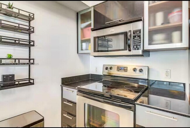 1750 N Bayshore Dr in Miami, FL - Building Photo - Building Photo
