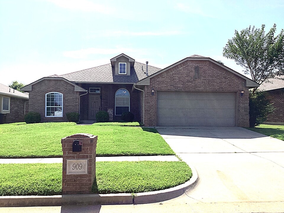 909 Harvest Dr in Yukon, OK - Building Photo