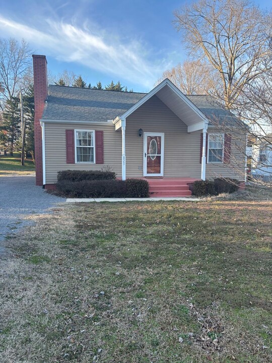 825 Long Rd in Alcoa, TN - Building Photo