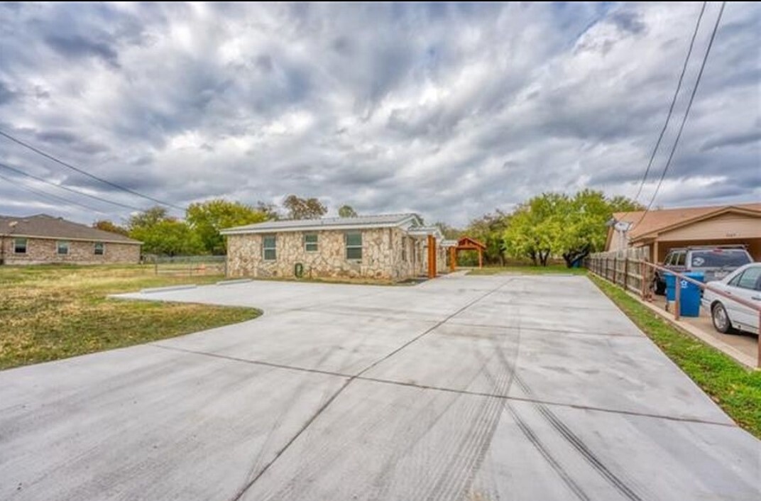 1109 Cedar Dr, Unit B in Marble Falls, TX - Building Photo