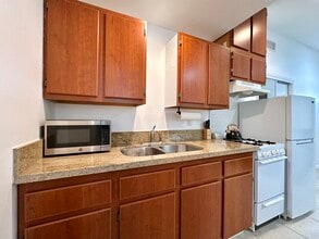 20425 Aetna St in Woodland Hills, CA - Building Photo - Building Photo