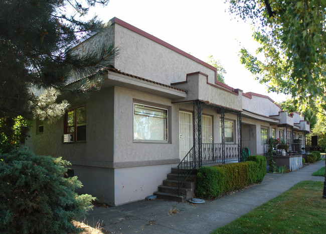 Capitol Court Apartments in Salem, OR - Foto de edificio - Building Photo