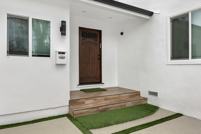 18015 Collins St in Encino, CA - Building Photo - Building Photo