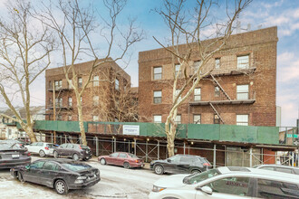 84-53 Dana Ct in Middle Village, NY - Building Photo - Building Photo