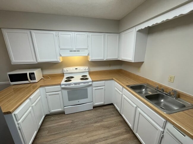 4716 Walden Pond Dr in Raleigh, NC - Foto de edificio - Building Photo