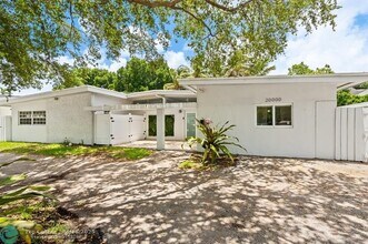 20000 Highland Lakes Blvd in Miami, FL - Building Photo - Building Photo