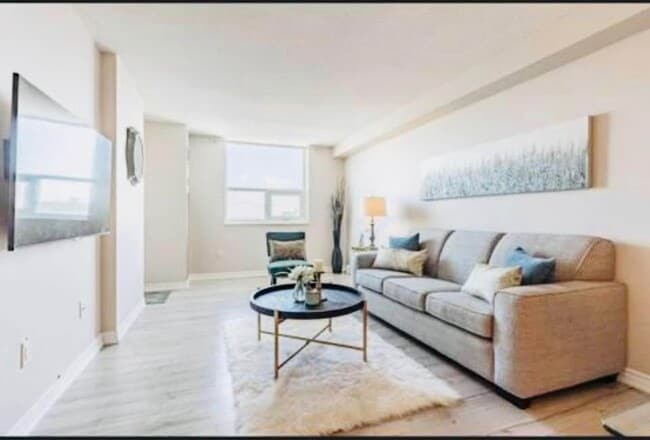 4 Lisa St in Brampton, ON - Building Photo - Building Photo