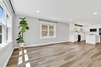 1066 Poplar St, Unit 1066 Poplar Street Lower in West Bend, WI - Building Photo - Building Photo