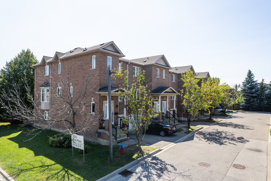 3250 Pinto Pl in Mississauga, ON - Building Photo