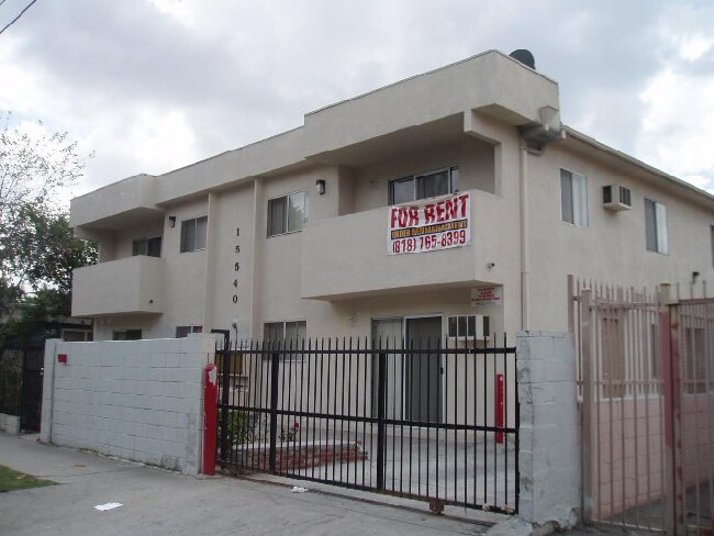 Rayen Villas in North Hills, CA - Foto de edificio