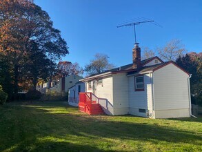 14 Lantern St in Huntington, NY - Building Photo - Building Photo