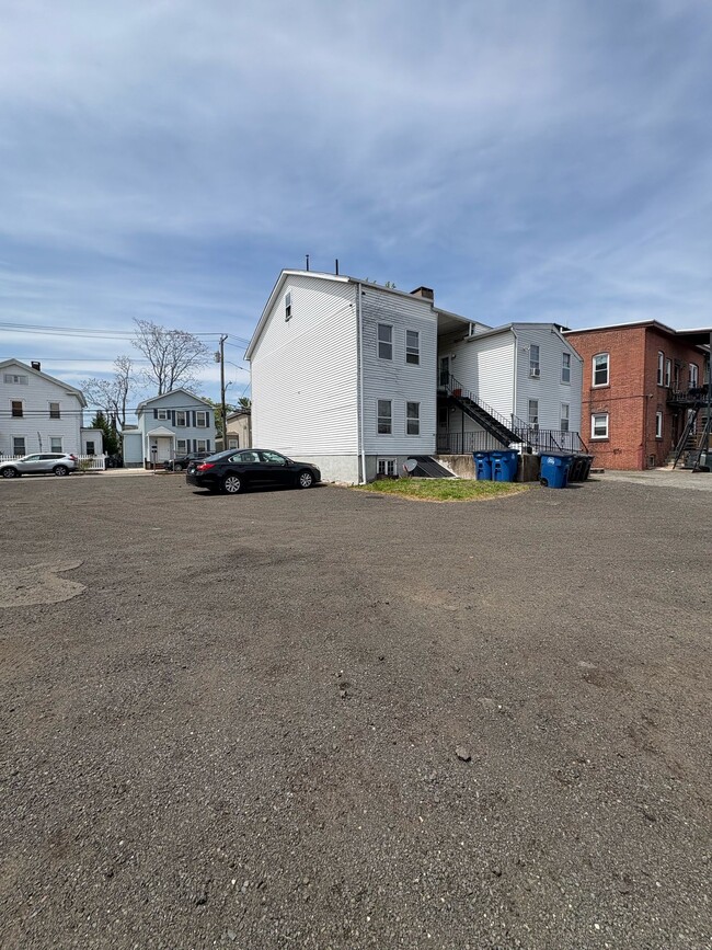 17 Brown St, Unit 2R in New Haven, CT - Building Photo - Building Photo