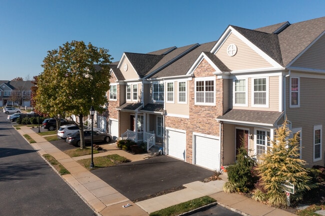 Seasons At Massapequa in Massapequa, NY - Foto de edificio - Building Photo