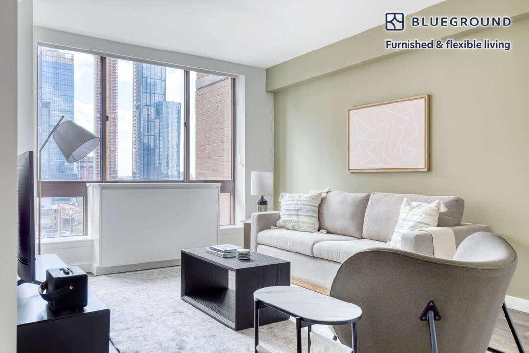 520 W 43rd St in New York, NY - Building Photo