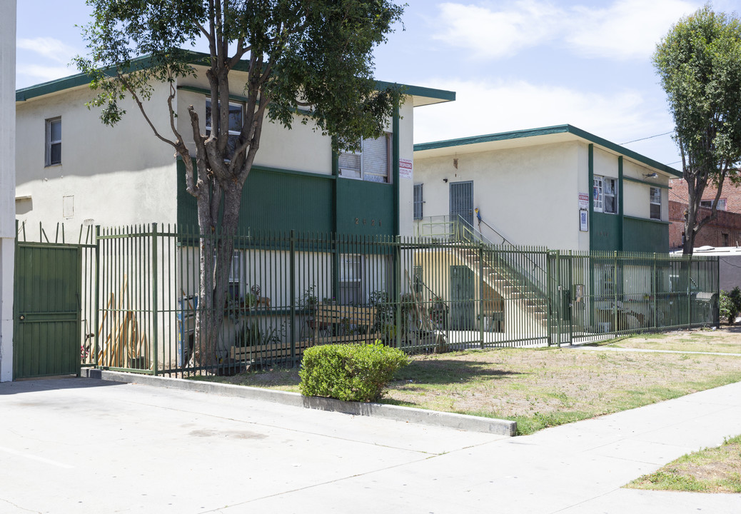 2619-2631 Brighton Ave in Los Angeles, CA - Foto de edificio