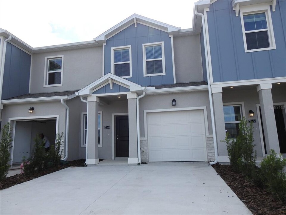 2568 Skyline Lp in Kissimmee, FL - Foto de edificio