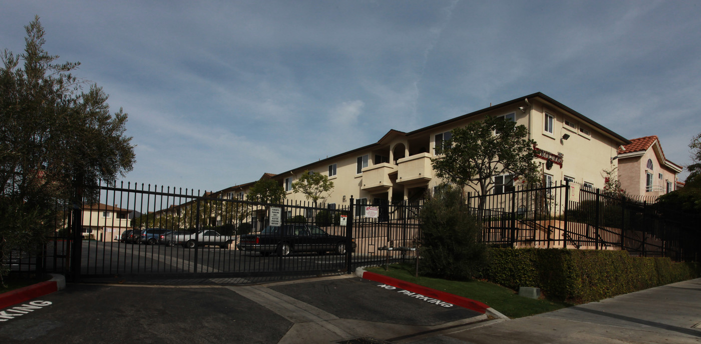 Los Olivos Apartments/Astoria Gardens in Sylmar, CA - Foto de edificio