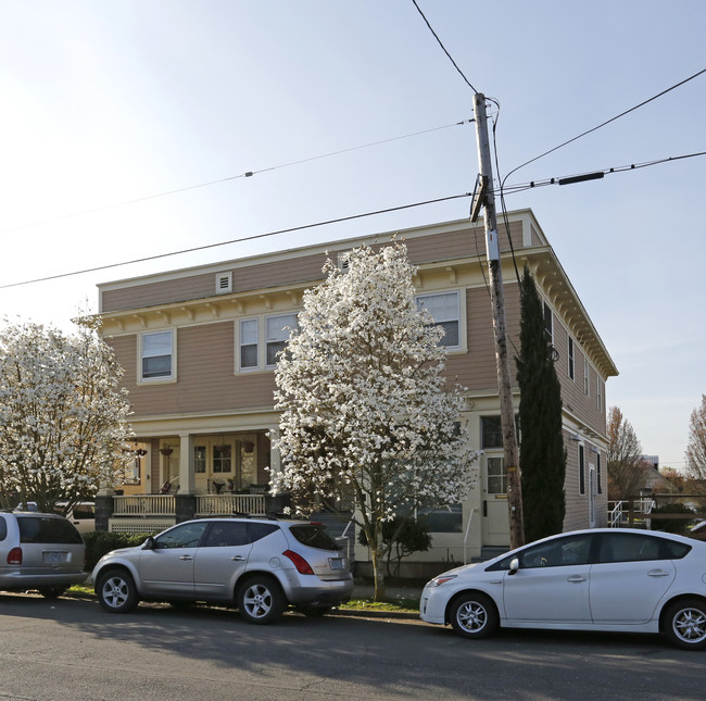 442 NE Russell St in Portland, OR - Foto de edificio - Building Photo