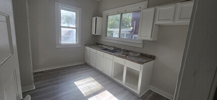 915 W Main St in Decatur, IL - Building Photo - Building Photo