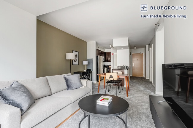 210 N Wells St in Chicago, IL - Building Photo - Building Photo