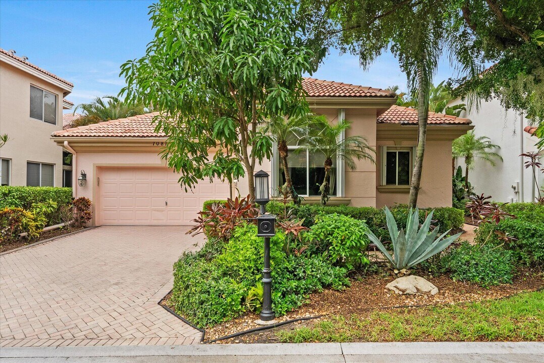 7081 Mallorca Crescent in Boca Raton, FL - Building Photo