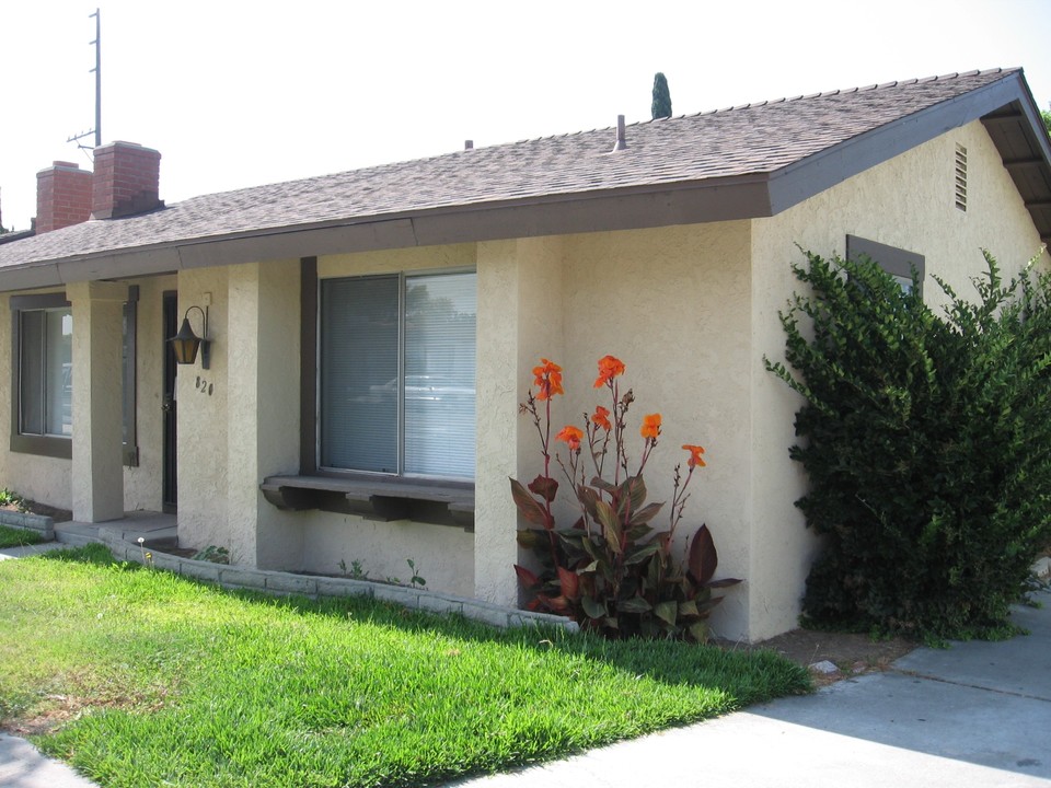 830 E La Veta in Orange, CA - Building Photo