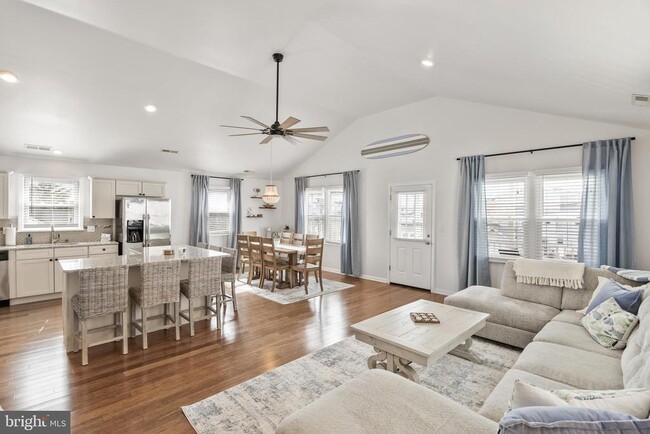 property at 1527 Bay Ave