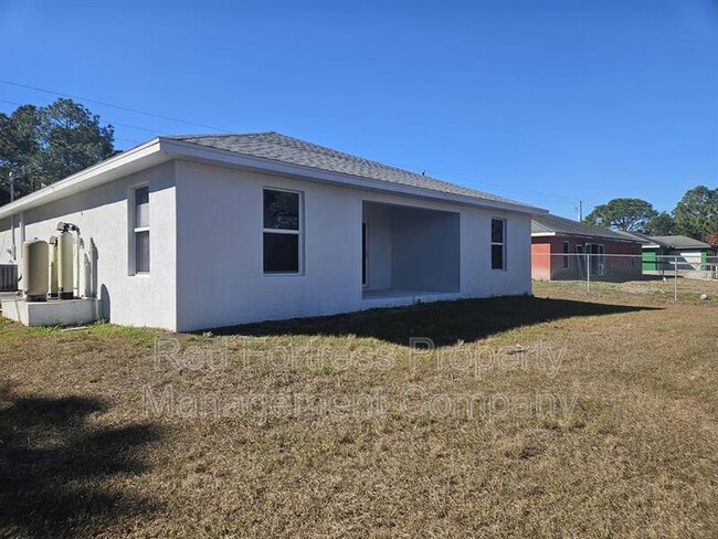 3012 51st St W in Lehigh Acres, FL - Foto de edificio - Building Photo