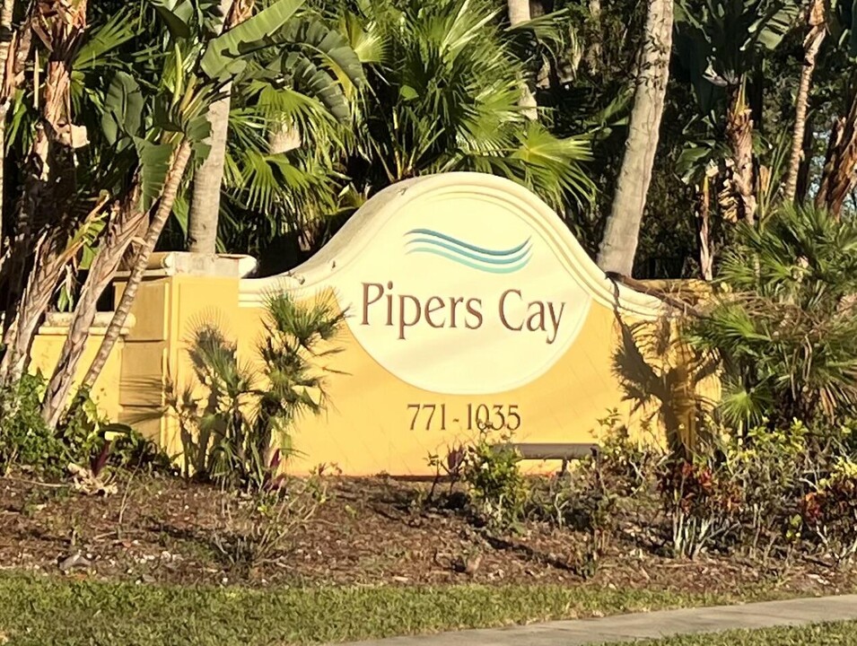 1009 Pipers Cay Dr in West Palm Beach, FL - Building Photo