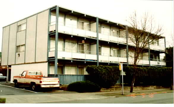 Leschi View - "A" Building in Seattle, WA - Building Photo