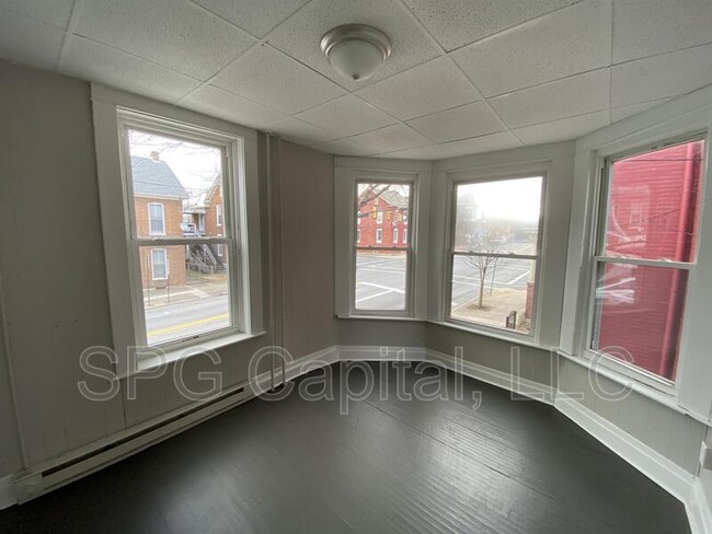 208 W Main St in Waynesboro, PA - Building Photo - Building Photo