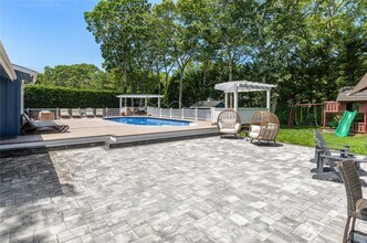 18 Squires Ave in East Quogue, NY - Building Photo - Building Photo