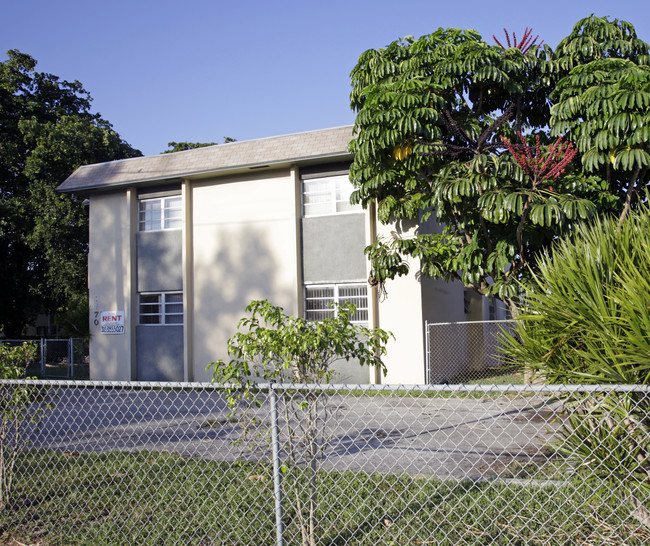 1370 SW 67th Ave in Miami, FL - Foto de edificio - Building Photo