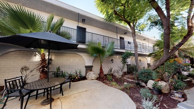 Rock Glen Villa...Gorgeous Newly Remodeled Apartments In Glendale Neighborhood! in Glendale, CA - Foto de edificio - Building Photo