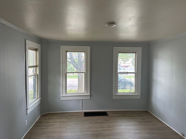527 W Cedar St in Kalamazoo, MI - Building Photo - Building Photo