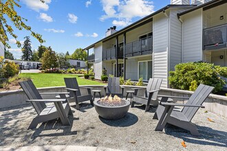 637 141st Ct SE, Unit F206 in Bellevue, WA - Foto de edificio - Building Photo