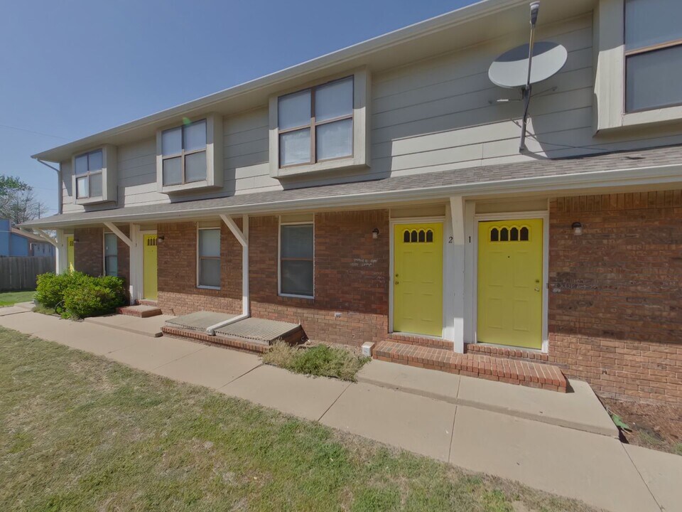 3233 S Illinois St in Wichita, KS - Building Photo